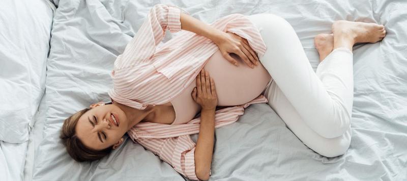 Pierwsze objawy ciąży a ból brzucha – jak odróżnić od menstruacji?