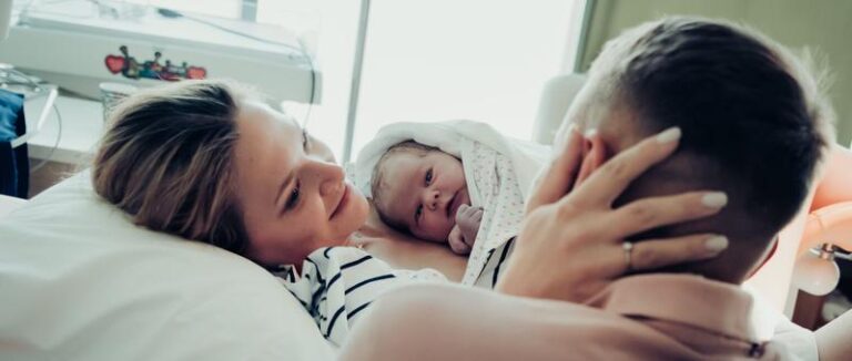 Pierwsze godziny po porodzie: co warto wiedzieć o tym wyjątkowym czasie?
